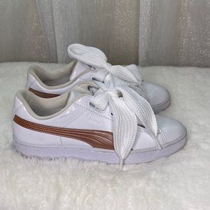 White puma sneakers